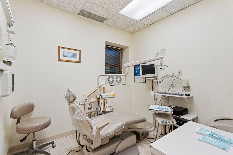 More Photos Of 230 Hilton Ave, Hempstead Office For Sale