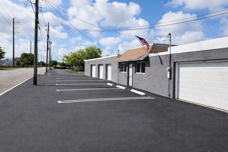 More Photos Of 221-225 N Dixie Hwy, Hallandale Beach Auto Repair For Lease
