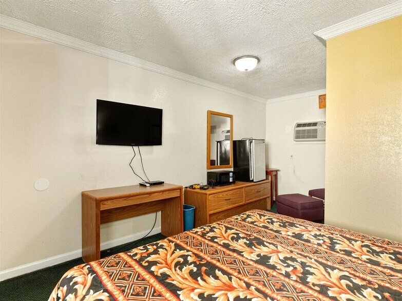 More Photos Of 1900 No Broadway Ave, Ada Hotel For Sale