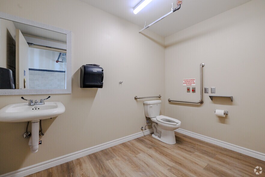 More Photos Of 585 Hanlon Creek Blvd, Guelph Showroom For Lease