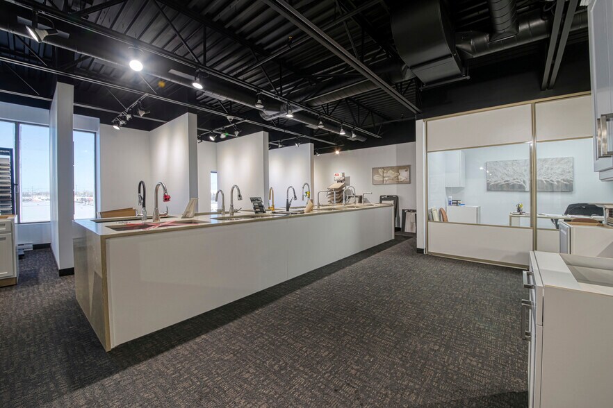 More Photos Of 310-350 Rue Ness, Montréal Flex For Sale