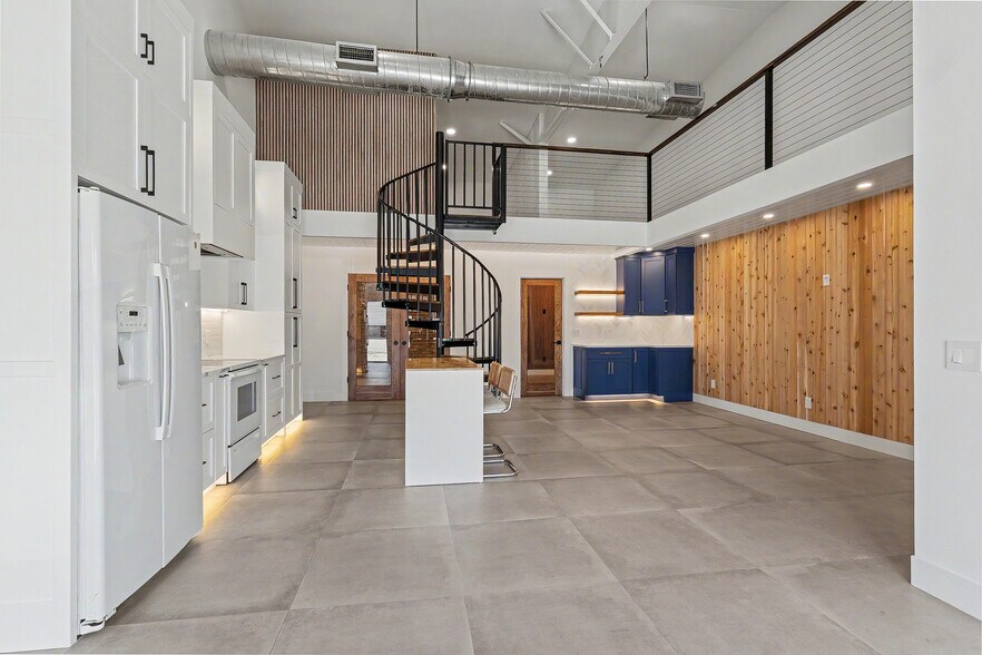 More Photos Of 510 Mango Ave, Sarasota Flex For Lease
