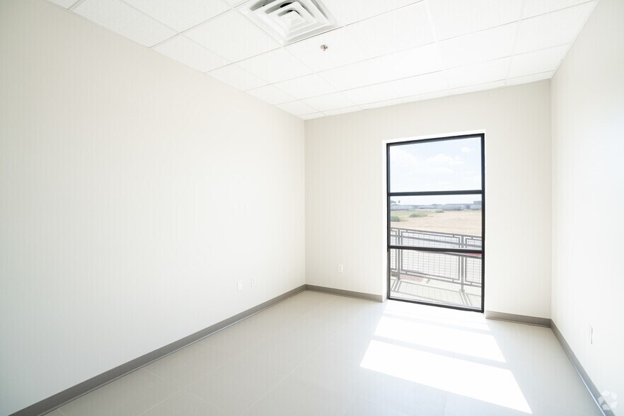 More Photos Of 172 Interamerica Blvd, Laredo Warehouse For Lease