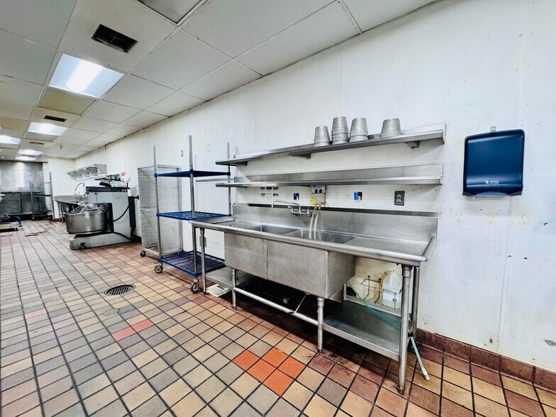 More Photos Of 1987 Hilltop Dr, Redding General Retail For Lease
