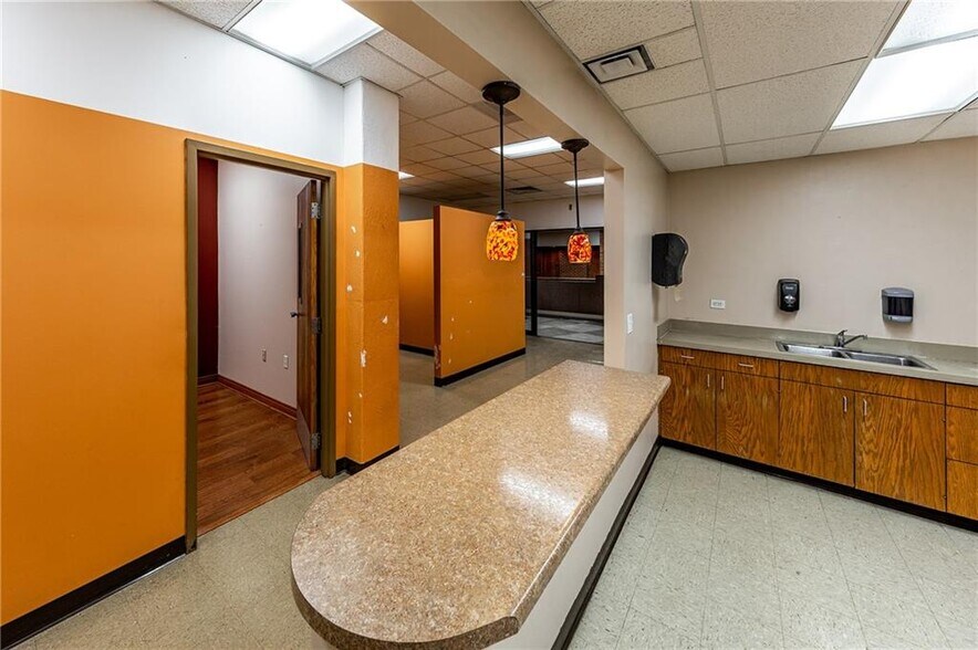 More Photos Of 315 S 6th St, Saint Joseph Sports And Entertainment For Lease