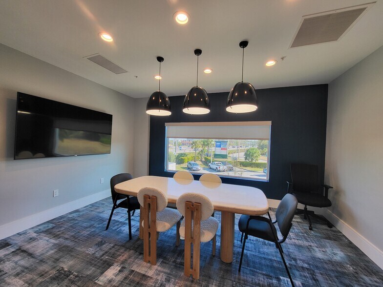 More Photos Of 3602 Colonial Ct, Fort Myers Office For Lease