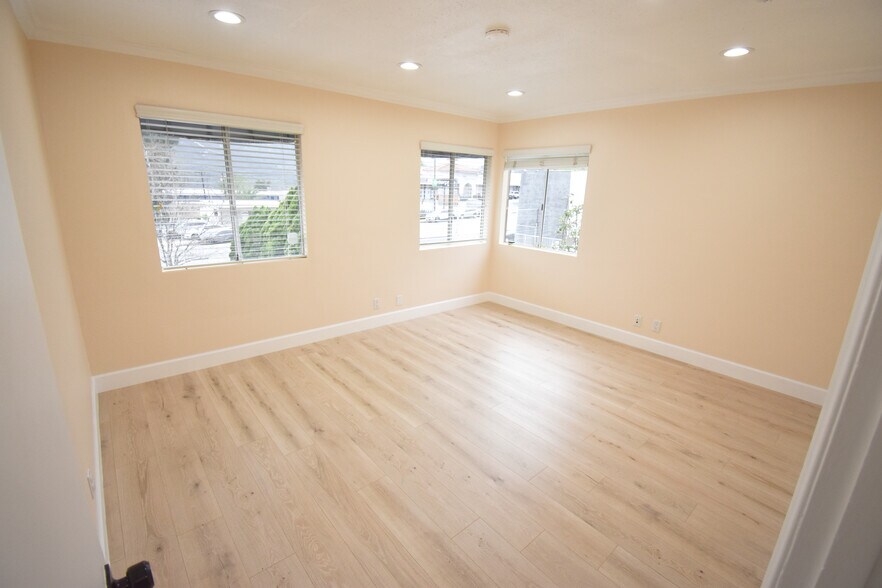 More Photos Of 3847 Foothill Blvd, La Crescenta Freestanding For Lease