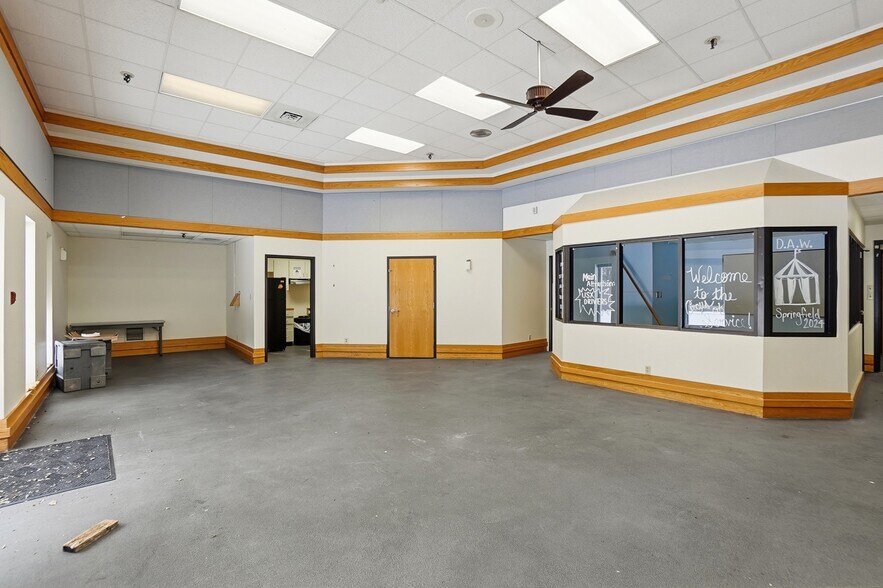 More Photos Of 110 W Leffel Ln, Springfield Service For Lease