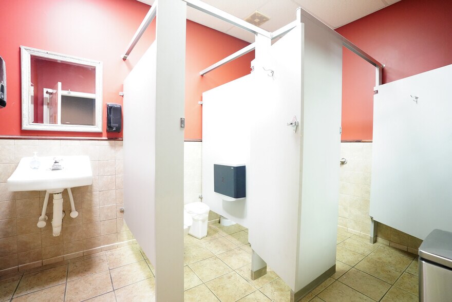 More Photos Of 101 Court Sq, Abbeville Restaurant For Sale