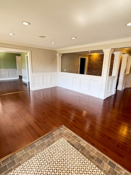 More Photos Of 8185 Ritchie Hwy, Pasadena Office For Sale
