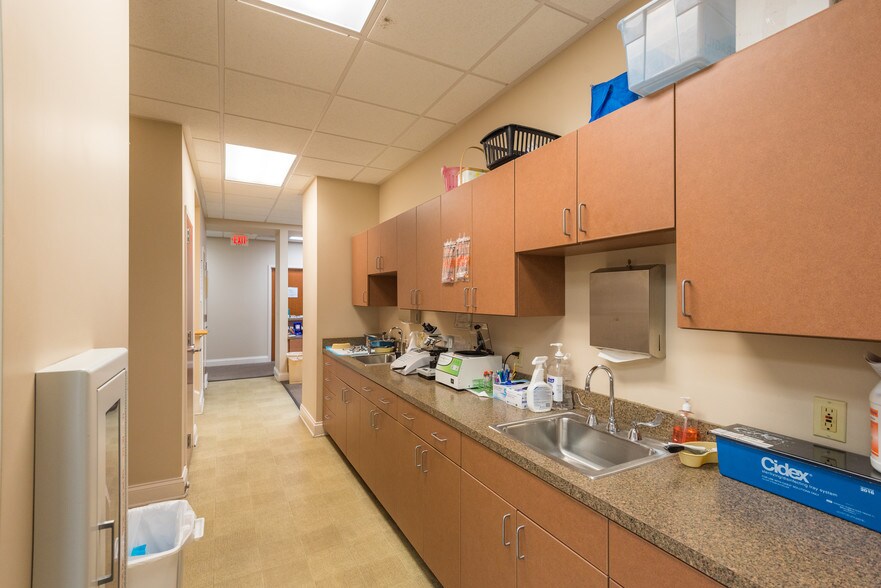 More Photos Of 897 Von Kolnitz Rd, Mount Pleasant Medical For Lease