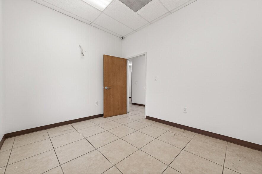 More Photos Of 10038 Grover Ln, Houston Warehouse For Sale