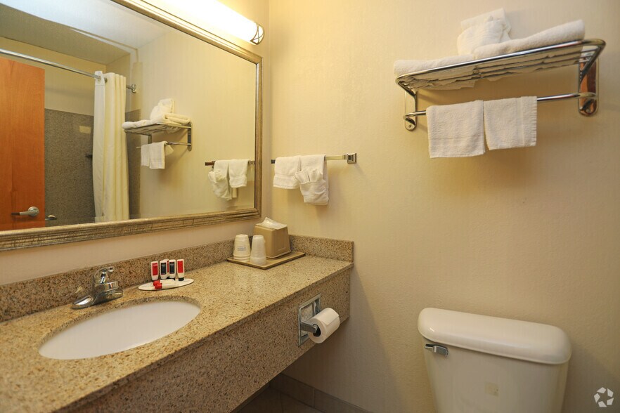 More Photos Of 127 Ontario Dr, Mount Hope Hotel For Sale