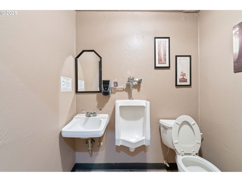 More Photos Of 2043 Sherman Ave, North Bend Bar For Sale