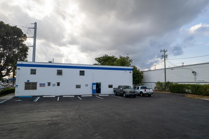 More Photos Of 55 SW 10th St, Deerfield Beach Service For Sale