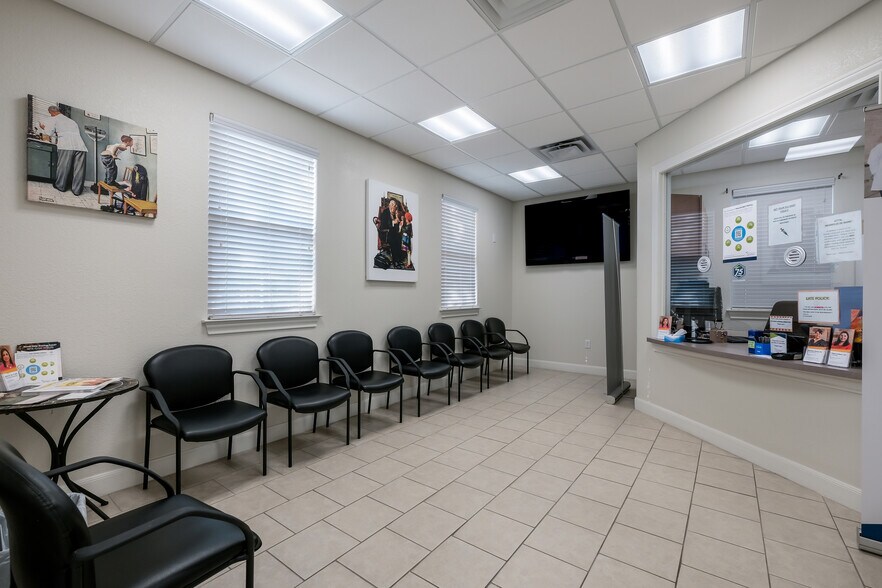 More Photos Of 203 Hwy 87 N, Comfort Office For Lease