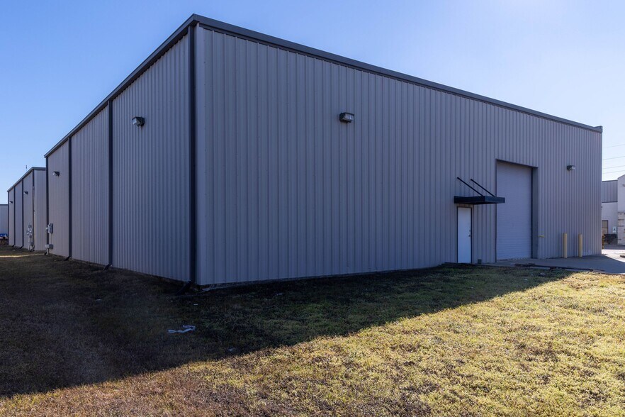More Photos Of 1225 Price Plaza Dr, Katy Warehouse For Lease