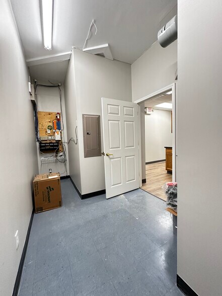 More Photos Of 406 Blankenbaker Pky, Louisville Office For Sale