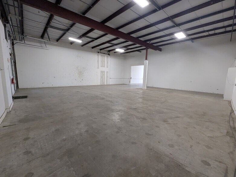 More Photos Of 3100 101st St, Urbandale Warehouse For Lease