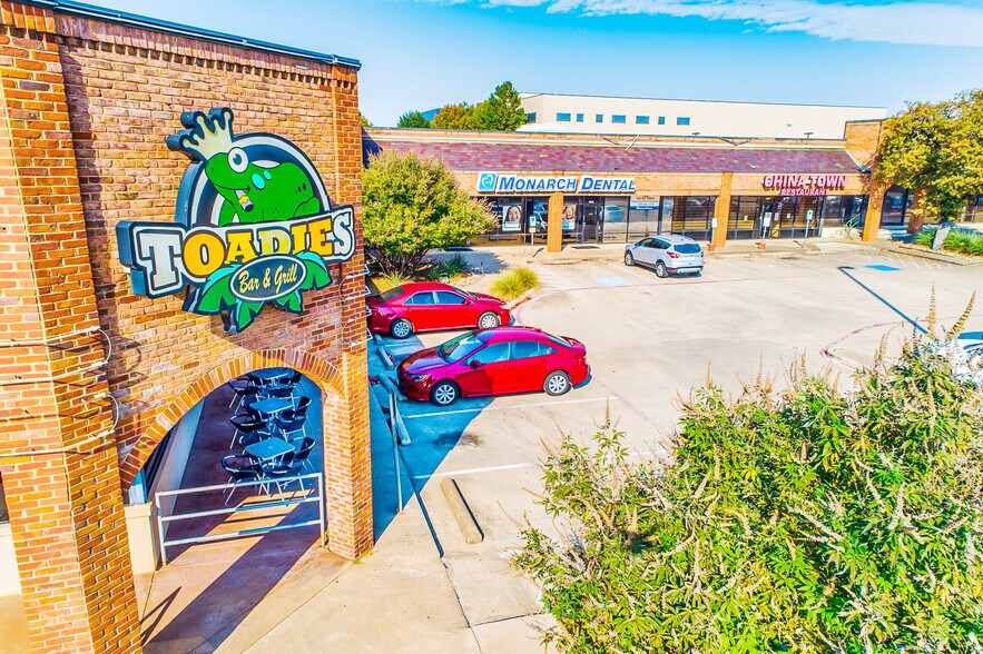 More Photos Of 1701-1833 Airport Fwy, Bedford General Retail For Lease