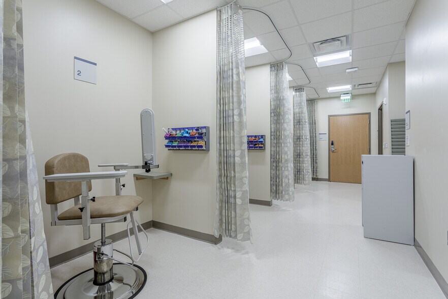 More Photos Of 6376 Pine Ridge Rd, Naples Medical For Lease