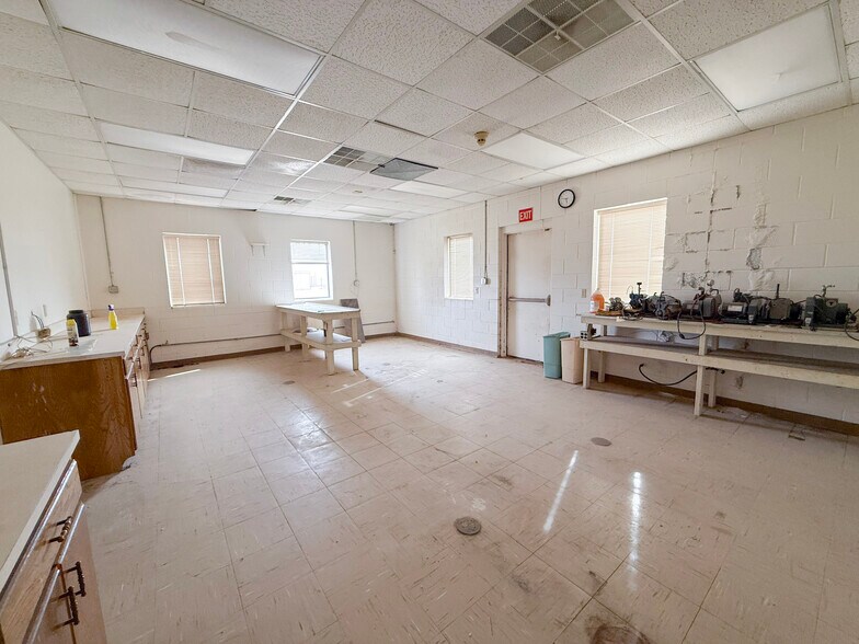 More Photos Of 1901 Carter St, Pampa Office For Sale