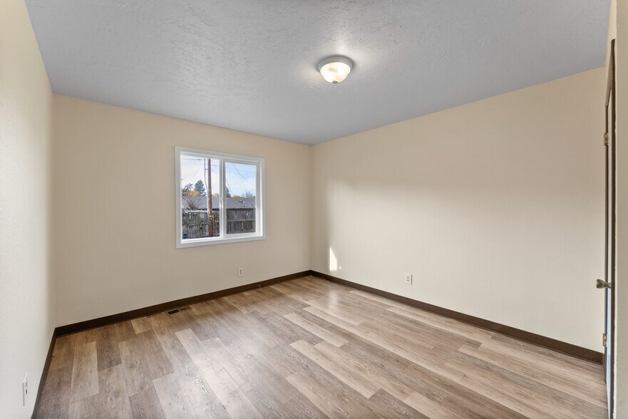 More Photos Of 132 NE Rifle Range St, Roseburg Apartments For Sale