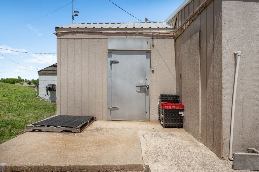 More Photos Of 10277 N 2130 Rd, Foss Convenience Store For Sale