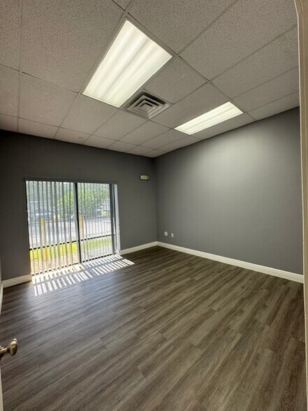 More Photos Of 9507 Palm River Rd, Tampa Warehouse For Lease