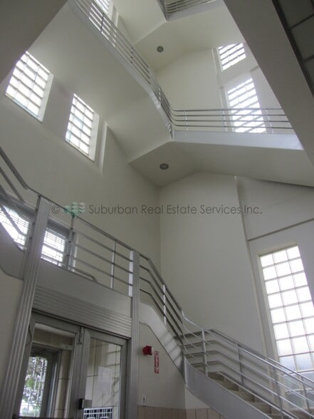 More Photos Of 901 N Batavia Ave, Batavia Showroom For Lease