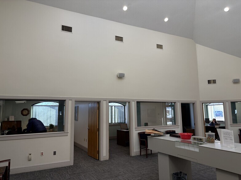 More Photos Of 10 Constitutional Way, Somersworth Bank For Lease