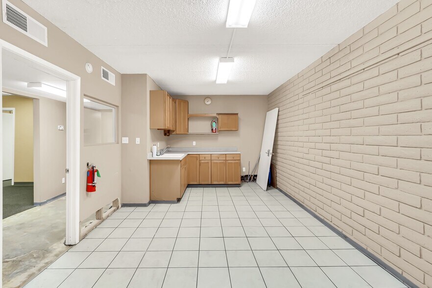 More Photos Of 78 W Ray Rd, Chandler Convenience Store For Lease