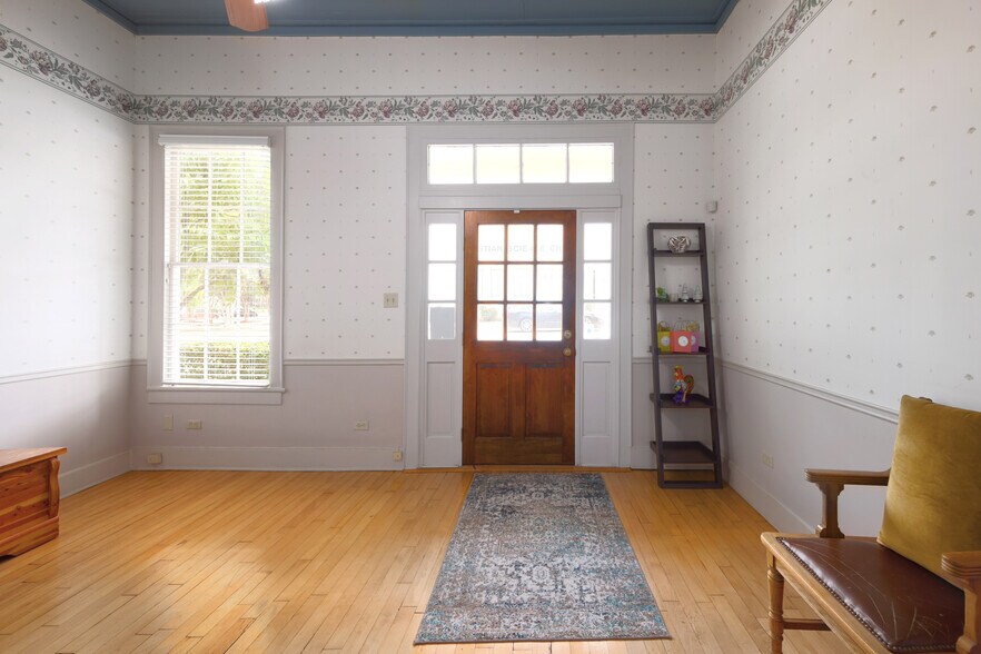 More Photos Of 1304 Guadalupe St, Austin Office For Lease