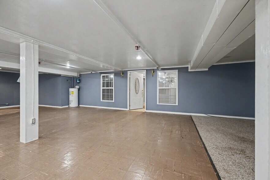 More Photos Of 106 Musgrove St, Clinton Storefront Retail Office For Sale