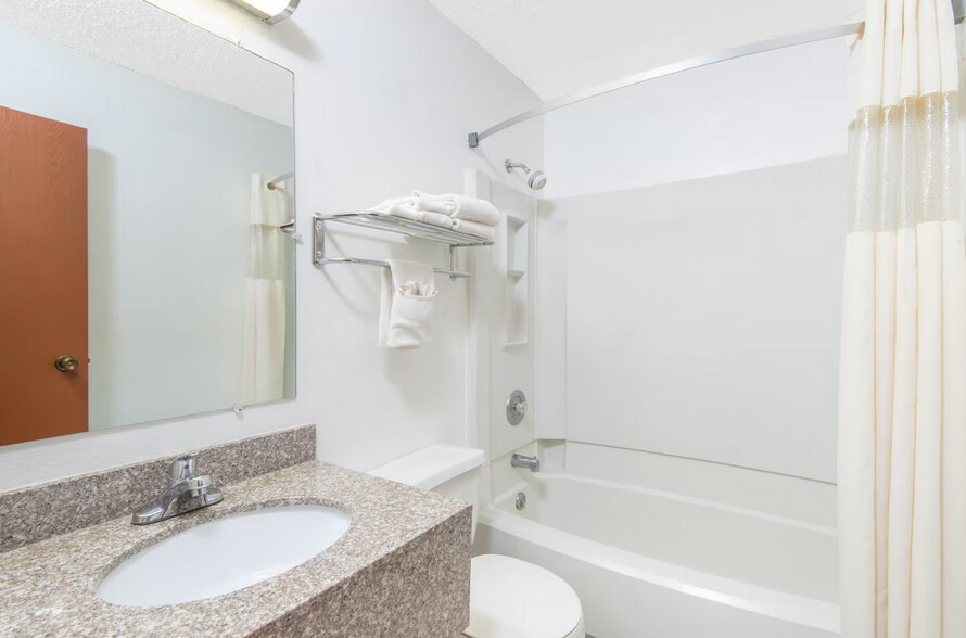 More Photos Of 4701 10th St, Great Bend Hotel For Sale