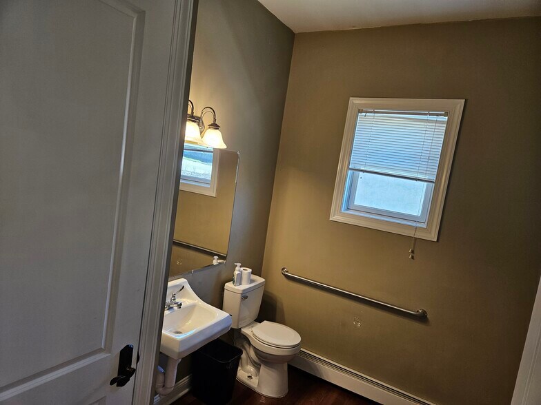 More Photos Of 606 Germantown Pike, Lafayette Hill Office For Sale