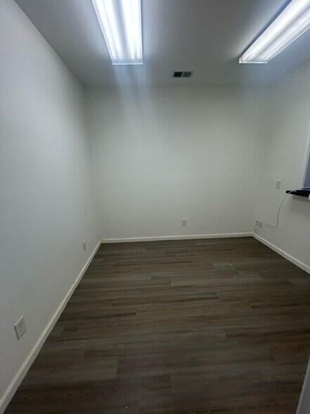 More Photos Of 435 Nissan Dr, Smyrna Office For Lease