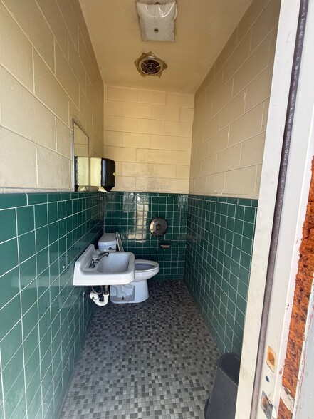 More Photos Of 3960 Silver Star Rd, Orlando Auto Dealership For Sale