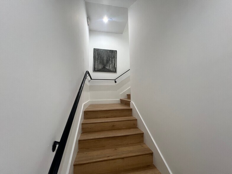 More Photos Of 7053 Owensmouth Ave, Canoga Park Office For Lease