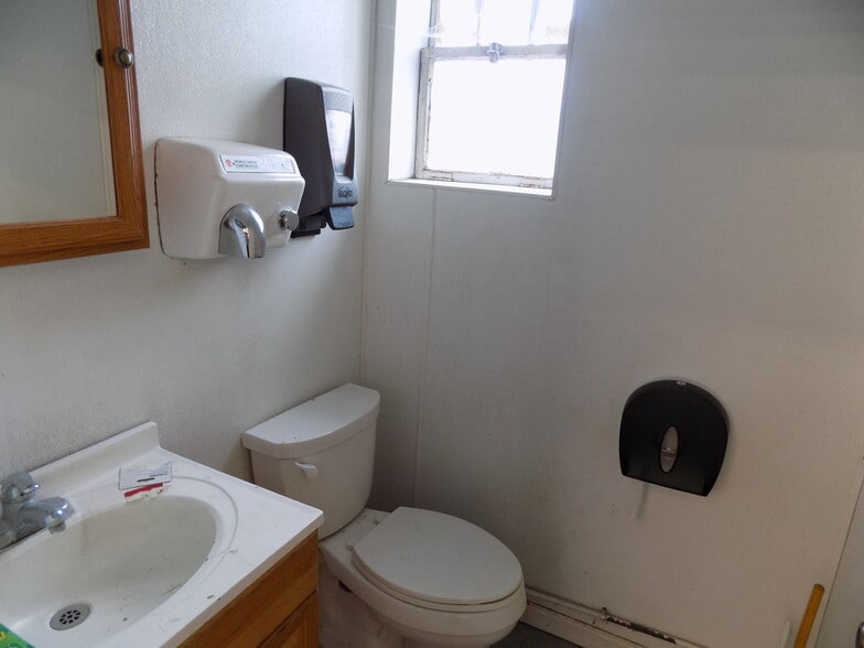 More Photos Of 790 Farmington Ave, Bristol Freestanding For Sale