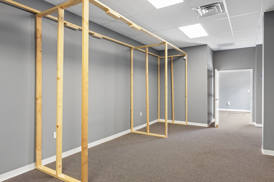 More Photos Of 7308 Shallowford Rd, Chattanooga Storefront Retail Office For Lease