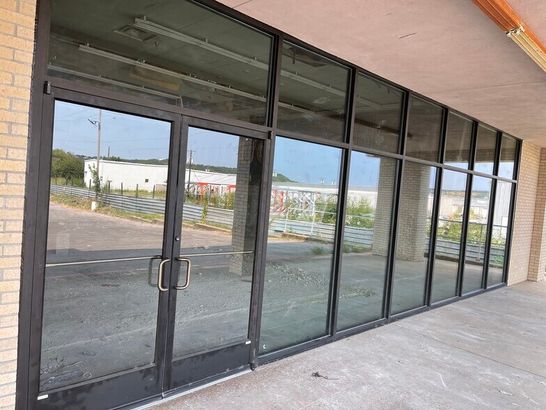 More Photos Of 102-126 Garrett Morris Pky, Mineral Wells Unknown For Lease