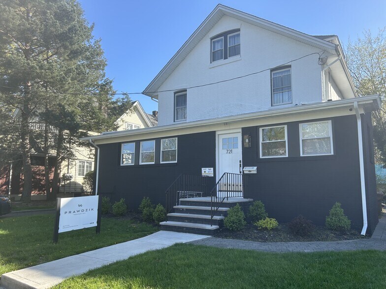 More Photos Of 721 N Wood Ave, Linden Office Residential For Lease
