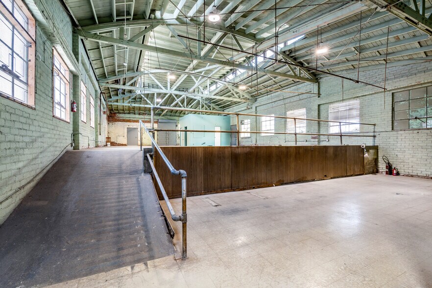 More Photos Of 320 S La Brea Ave, Inglewood Freestanding For Lease