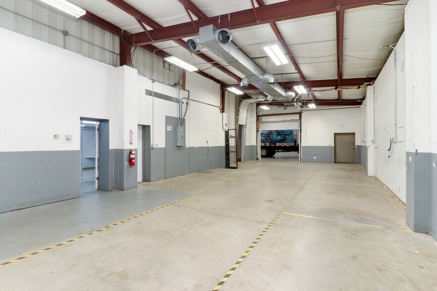 More Photos Of 106 Oak Creek Plz, Bloomington Warehouse For Lease