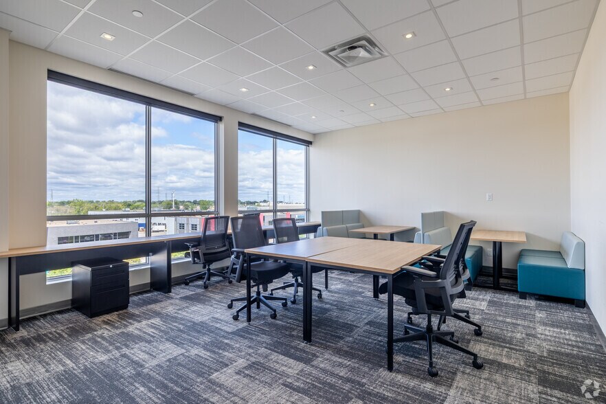 More Photos Of 4700-4702 Rue Louis-B.-Mayer, Laval Showroom For Sale