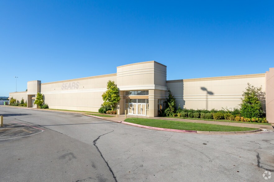 Primary Photo Of 4201 N Shiloh Dr, Fayetteville Department Store For Lease