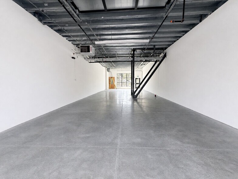 More Photos Of 1 Industrial Pl, Canmore Flex For Lease
