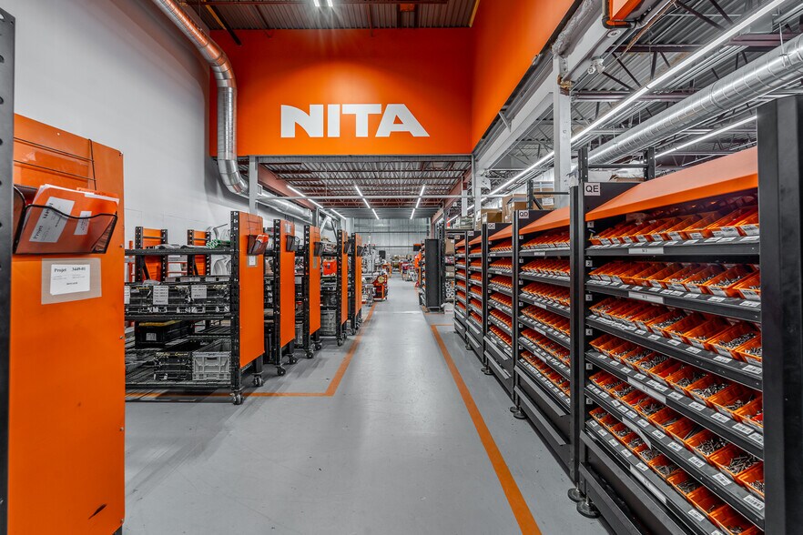 More Photos Of 1051 Rue du Viger, Terrebonne Showroom For Sale