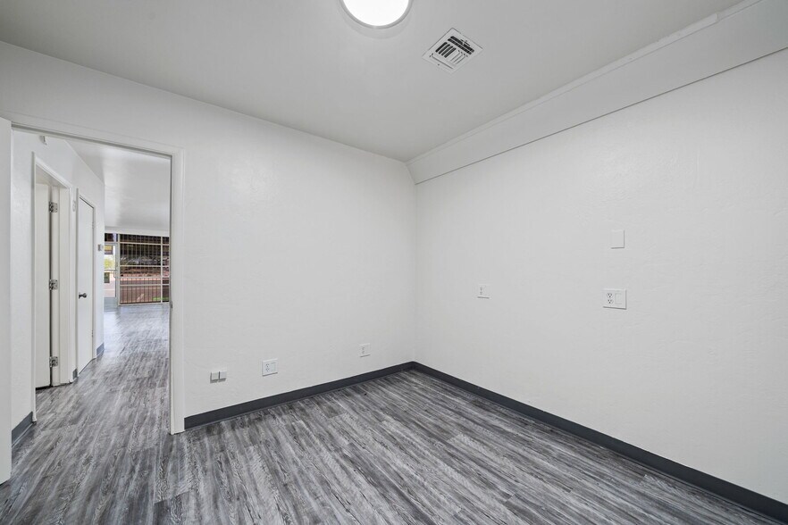 More Photos Of 2000-2008 E Broadway Blvd, Tucson Office Residential For Lease